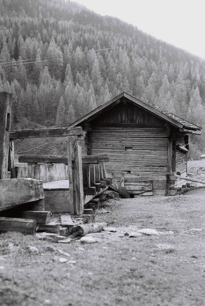 Mühlengebäude mit Gerinne vor der Versetzung, Zustand 1976