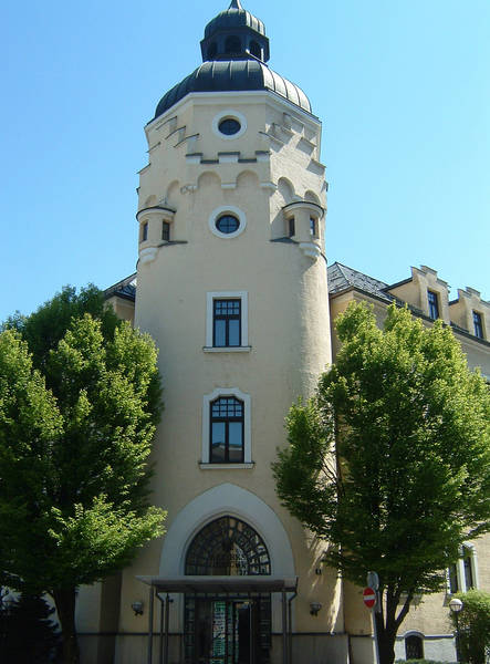 Der dominante Eckturm mit dem Haupteingang