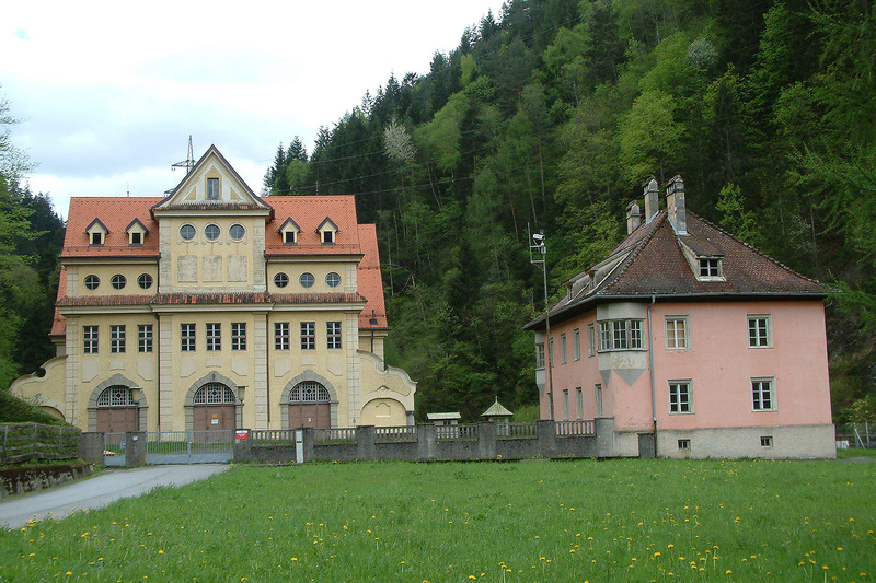 Kraftwerks und Wohngebäude