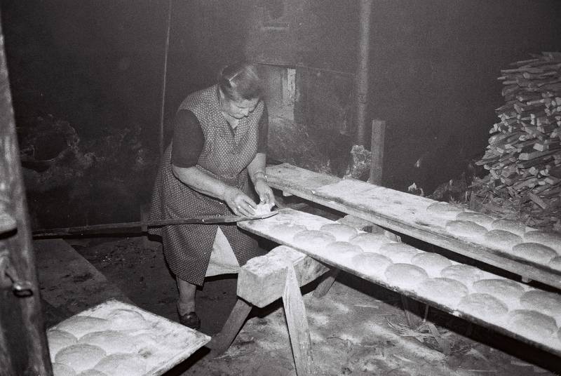 Ablegen der Brotlaibe auf dem Backbrett