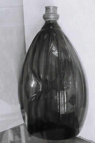 Nabelflasche mit der typischen ausgebauchten Form