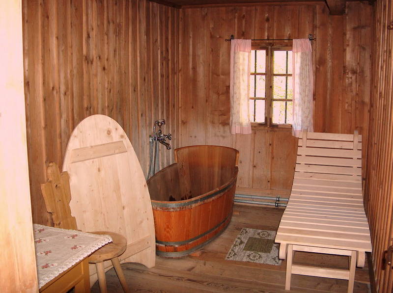 Hölzerne Badekabine mit Ausstattung