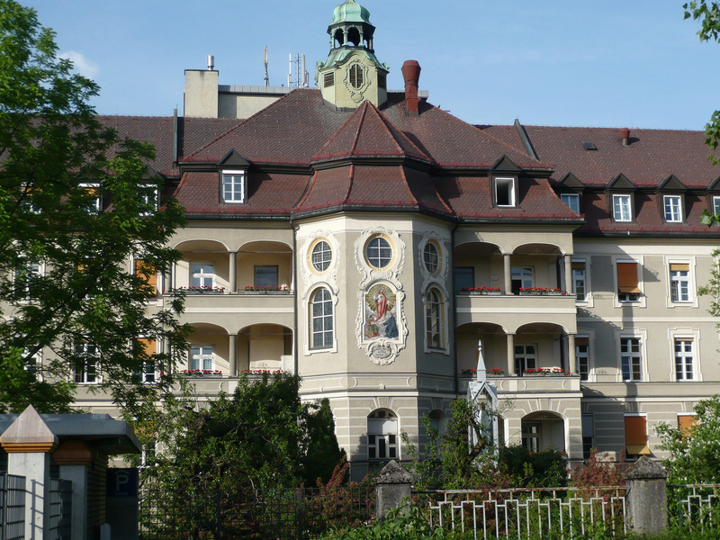 Monumentale Hauptfassade mit Mittelrisalit