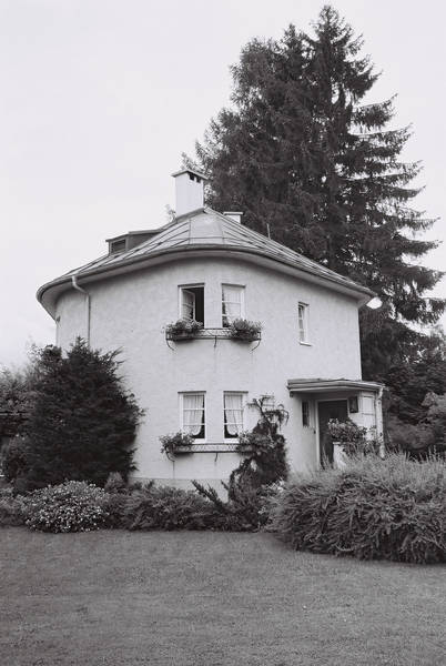 Villa in Reutte – ein fünfeckiger Baumeisterentwurf aus der Zwischenkriegszeit (um 1930)