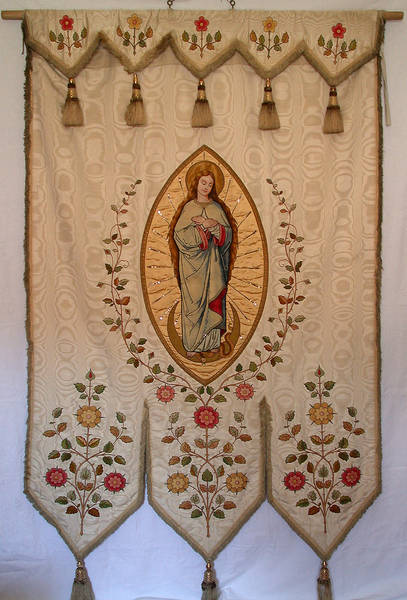 Maria Immaculata in der Mandorla auf der Vorderseite der Fahne