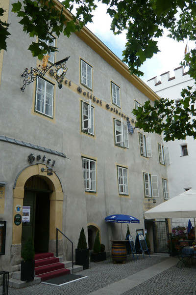 Gasthof Goldener Engl in Hall in Tirol – Poschstube mit Wandgetäfel  (um 1920)