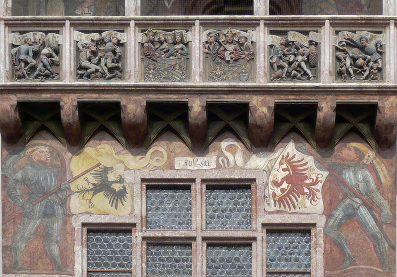 Balkonbrüstung am Goldenen Dachl mit Moreskentänzern in den Außenfeldern