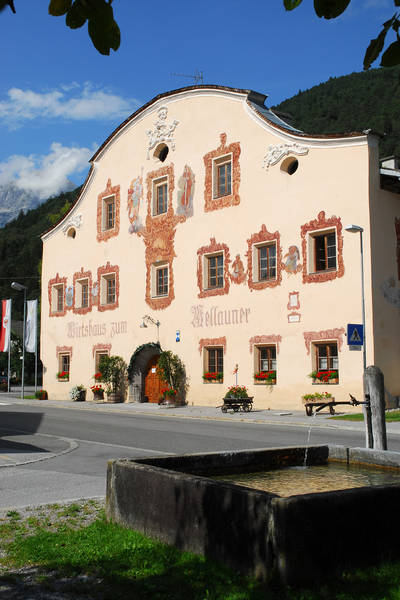 Die straßenseitige Fassade des Mellaunerhofes mit der reichen Fassadenbemalung