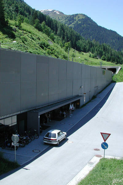 Die von unten begehbare Lärmschutzwand des Bahnhofes