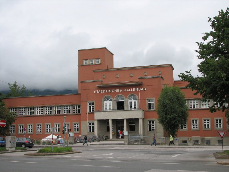 Straßenfassade mit den charakteristischen kubischen Bauteilen