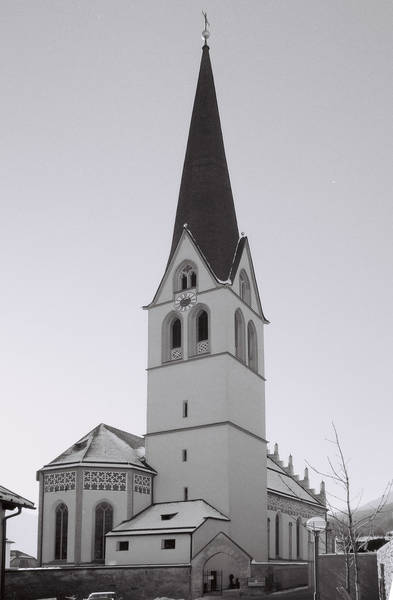 Der mächtige Nordturm mit Spitzgiebelhelm