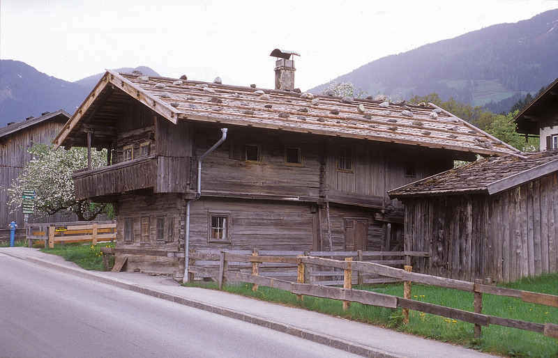 Außenansicht des Zinglhauses mit dem ältesten Bauteil im vorderen Bereich und dem Erweiterungsbau dahinter