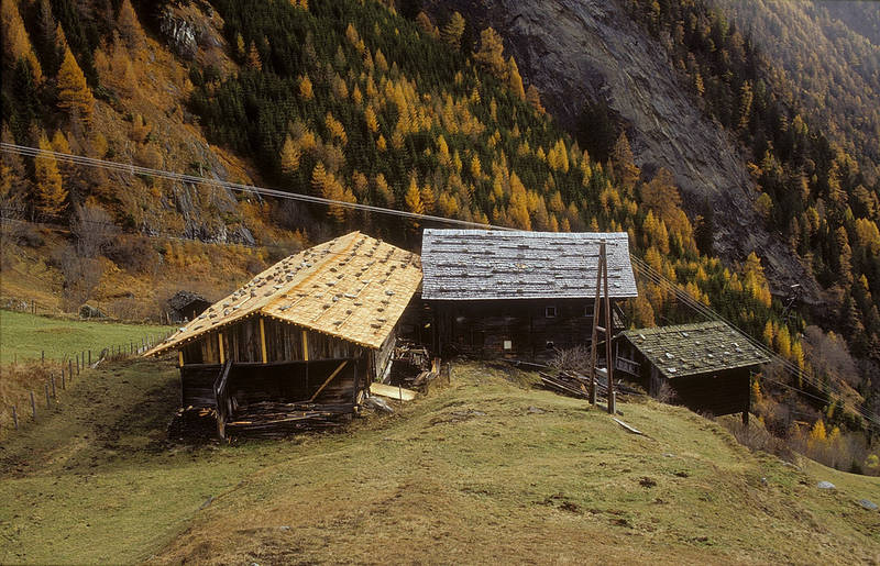Hofansicht nach denkmalpflegerischer Instandsetzung der Dächer, 2001