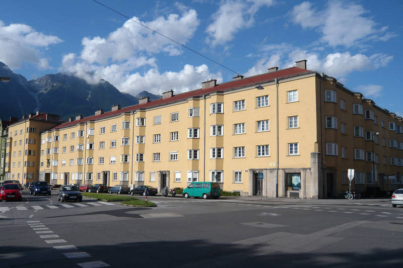 Straßenseitige Ansicht der Gesamtanlage mit der charakteristischen Erkergliederung