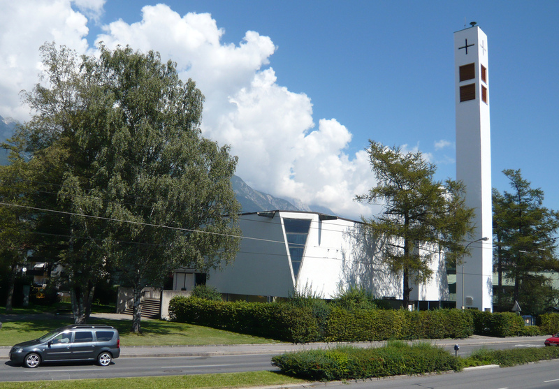 Die Kirche mit dem auffälligen, frei stehenden Glockenturm