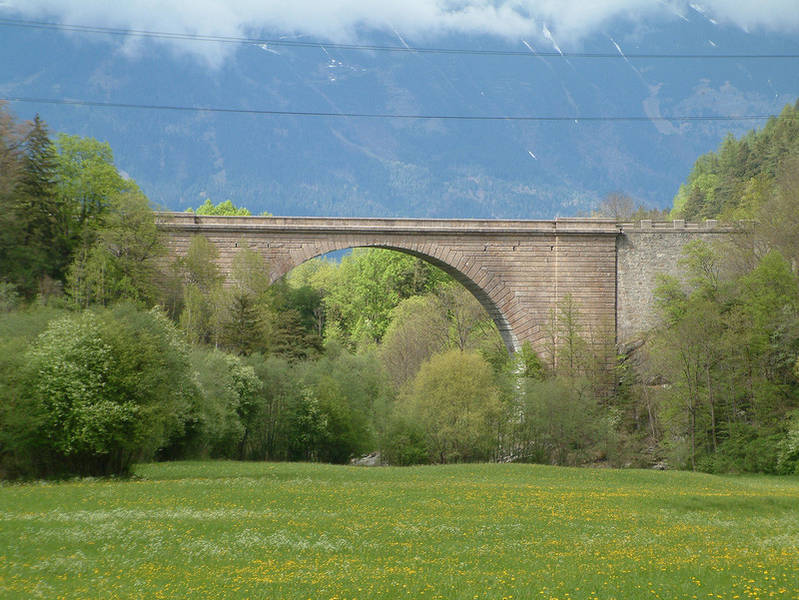 Die einbogige Steinbrücke überspannt die Ruetzschlucht