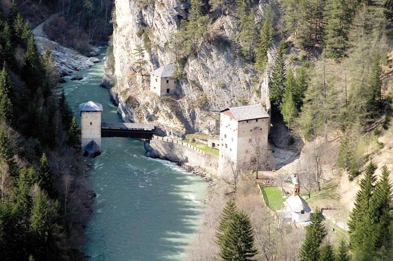 Die Gesamtanlage von oben auf Brückenturm, Sigmundseck, Torturm und Kapelle