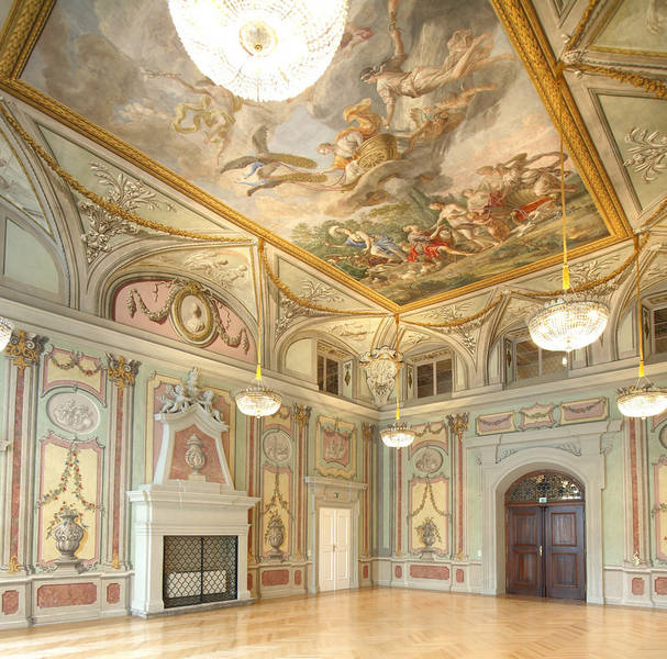 Der zweigeschossige Parissaal mit den Wandmalereien von Martin Knoller