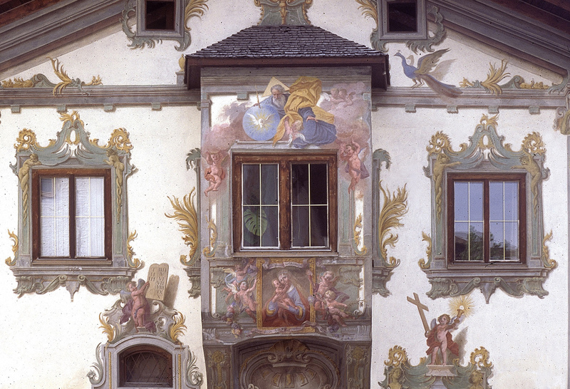 Giebelfassade mit Wandmalerei von Johann Jakob Zeiller