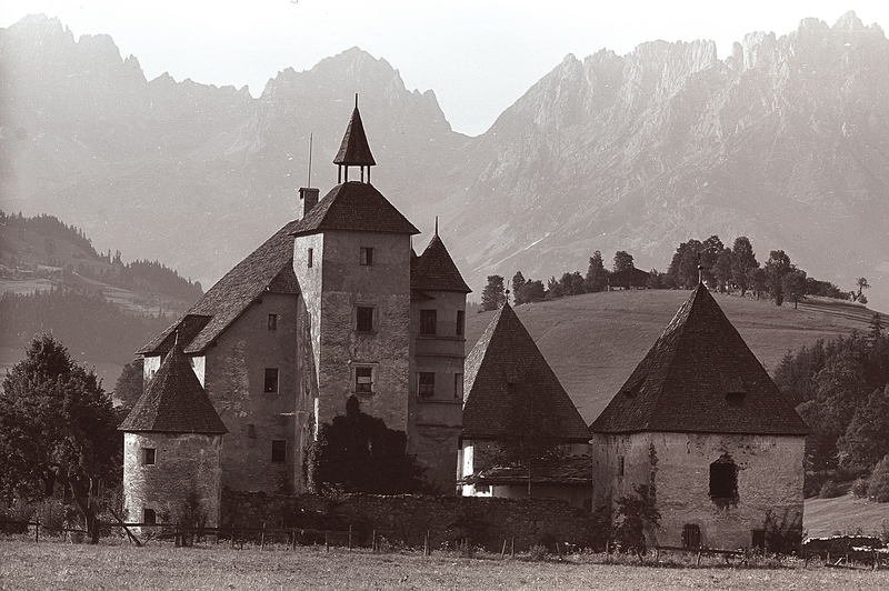 Schloss Münichau mit Kaisergebirge im Hintergrund