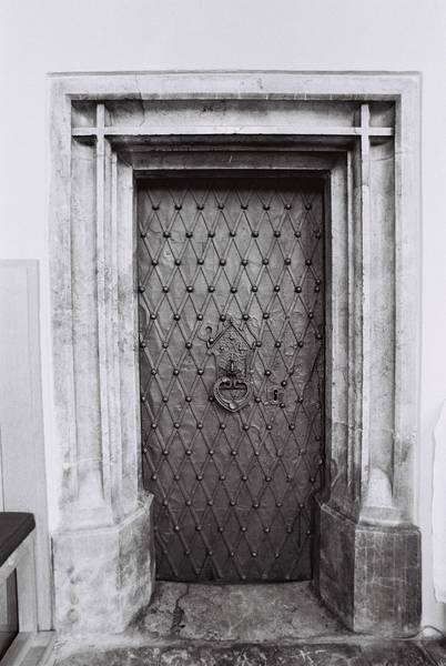 Das gotische Steinportal mit Schmiedeeisentürblatt