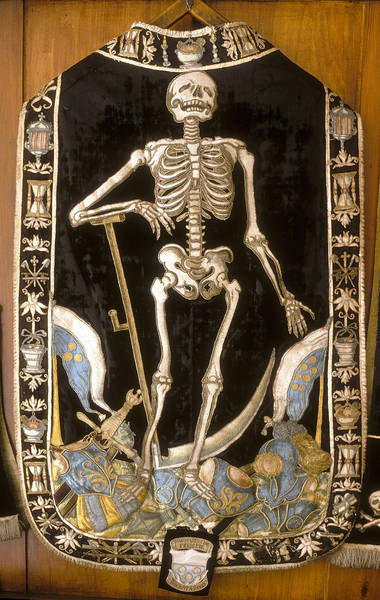 Totenkasel – klagendes Skelett an einem Messgewand aus Stams (1623)