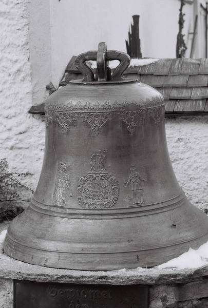 Die Glocke am Vorplatz der Kirche in Auffach