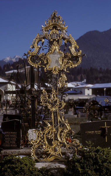 Prunkvolles Grabkreuz aus dem Rokoko