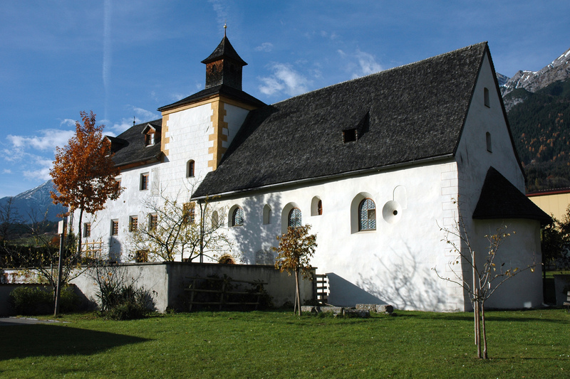 Aussenansicht mit Kirche, Turm und Wohngebäude