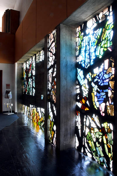 Betonglasfenster von Max Weiler in der Pfarrkirche Maria am Gestade in Innsbruck – ein mystisches Farberlebnis (1961)