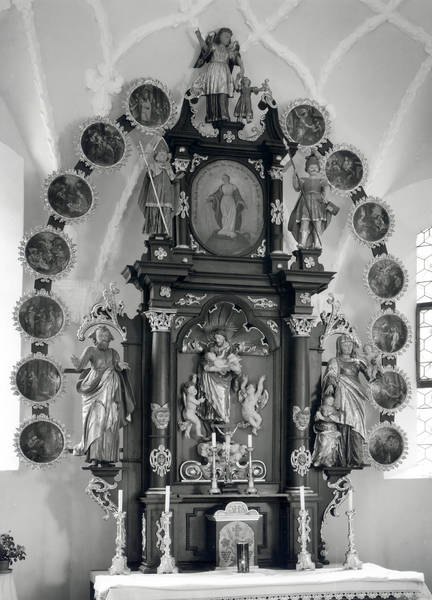 14 Rosenkranzbilder umschließen den Säulenaltar mit schwarzer Ebenholzfassung
