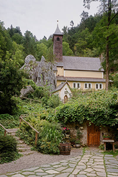 Die Mariahilfkapelle und die Lourdeskapelle unterhalb des Steins